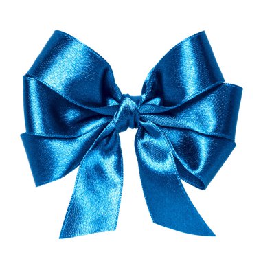 Parlak saten kurdele yayı mavi renkte beyaz arkaplanda izole edilmiş. Yakın plan.