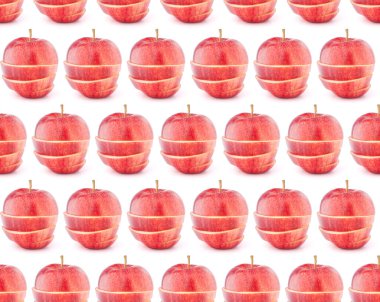 Kırmızı dilimlenmiş elma beyaz arka planda izole edilmiş. Kusursuz yemek kalıbı.