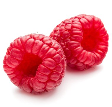 Beyaz arka planda izole edilmiş olgun ahududular.