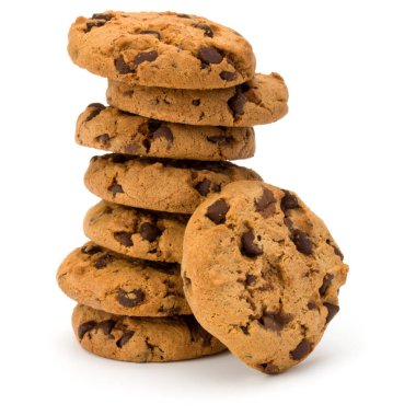 Beyaz arka plan üzerinde izole çikolatalı kurabiye yığılmış. Tatlı bisküvi. Ev yapımı pasta.