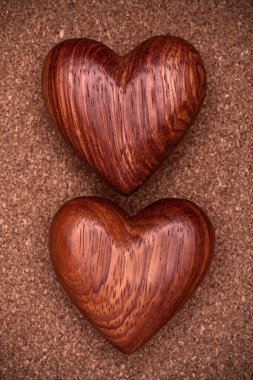 Rustik ahşap zemin üzerine iki ahşap kalp. Valentines gün kavramı. Aşk sembolü. Tebrik kartı.