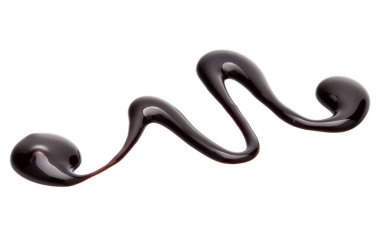 Beyaz arkaplanda izole edilmiş çikolata şurubu damlası