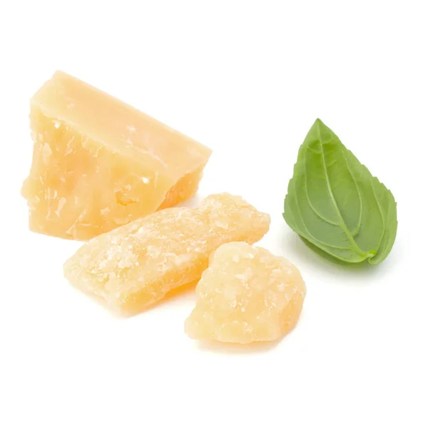 ホワイト バック グラウンド素材に分離された細切りのパルメザン チーズとバジルの葉 — ストック写真