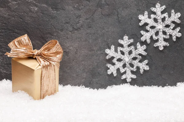 圣诞贺卡 诺埃尔 节日背景 新的一年的符号 在雪上的黄金礼品盒 — 图库照片