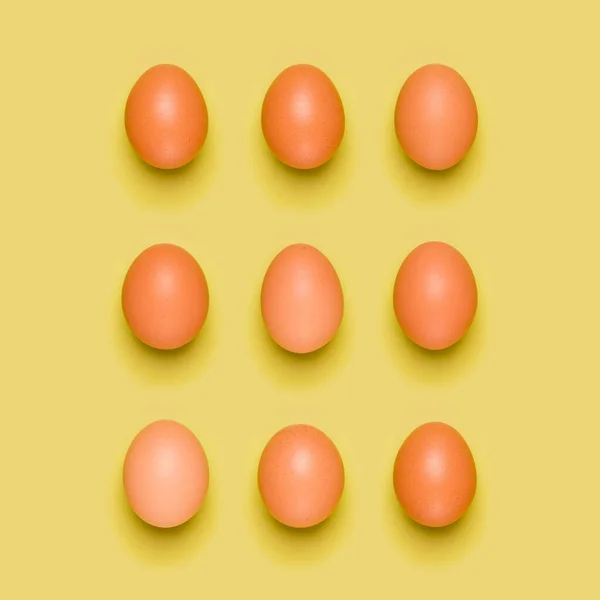 Patrón Huevos Sobre Fondo Amarillo Concepto Pascua Asiento Plano Vista — Foto de Stock