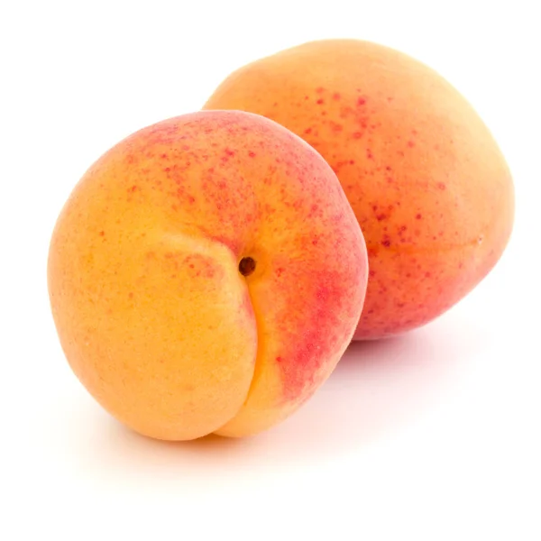 Två Aprikossoppa Frukt Isolerad Vit Bakgrund Cutout — Stockfoto