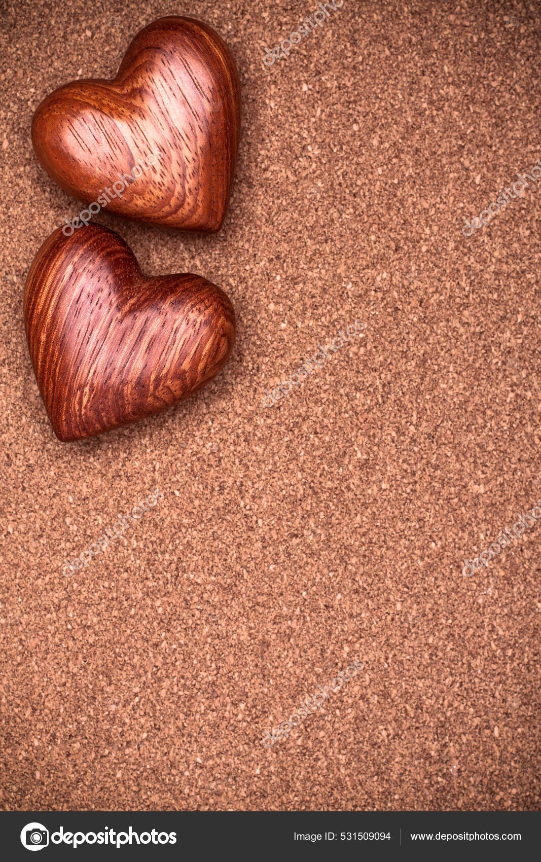 Dos corazones de madera sobre fondo de madera. concepto de día de san  valentín.