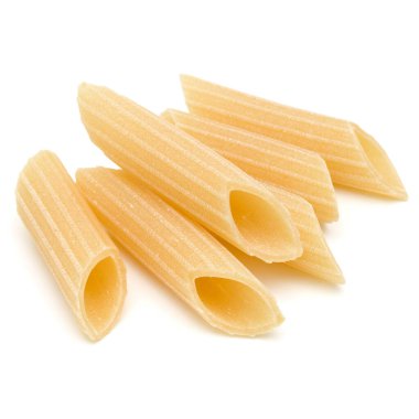 Beyaz arka plan üzerinde izole makarna çeşitleri. Pennoni. Penne rigate.