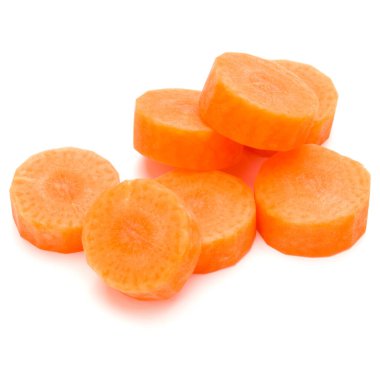 Beyaz arka plan kesme izole doğranmış havuç dilimleri