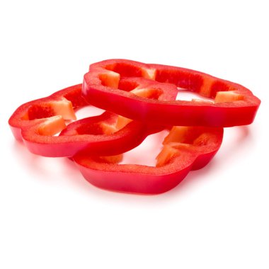 Kırmızı tatlı dolmalık biber dilimleri beyaz arka planda izole edilmiş.