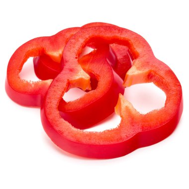 Kırmızı tatlı dolmalık biber dilimleri beyaz arka planda izole edilmiş.