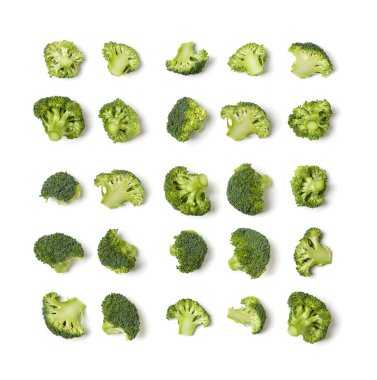 Brokoliden yapılmış yaratıcı bir düzen. Düz yerde, üst tarafta. Beyaz arka planda izole edilmiş sebzeler. Gıda bileşeni kalıbı.