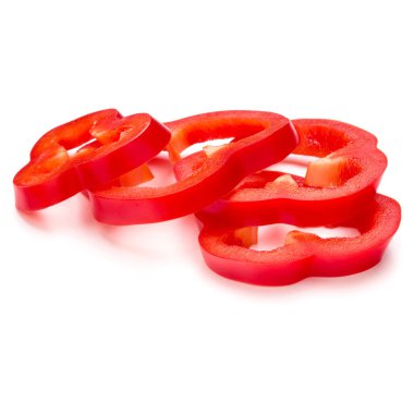 Kırmızı tatlı dolmalık biber dilimleri beyaz arka planda izole edilmiş.