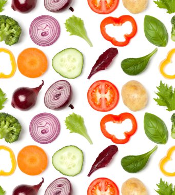 Yaratıcı düzeni domates dilimi, soğan, salatalık, fesleğen yaprakları yapılmış. Düz yatıyordu, üstten bak. Gıda konsepti. Sebzeler beyaz arka planda izole. Gıda madde dikişsiz desen.