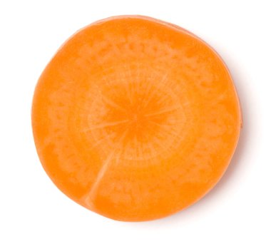 Beyaz arka planda izole havuç dilim. Üst görünüm, düz yatıyordu.