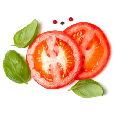 Domates ve fesleğen dilimleri beyaz arka plan üzerinde izole yaprakları. Üst görünüm, düz yatıyordu.