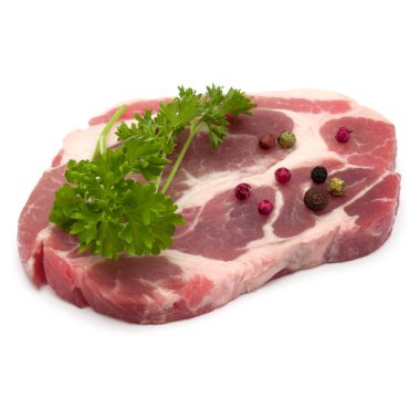 Çiğ domuz eti boyun pirzola et maydanoz bitki yaprakları ve beyaz arka plan kesme izole biber baharat garnitür ile