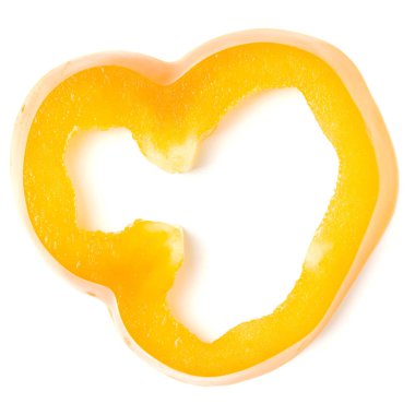 Sarı biber dilimi beyaz arka plan kesim izole. Üst görünüm, düz yatıyordu...