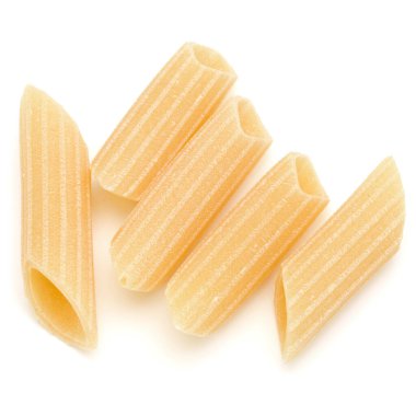 Beyaz arka plan üzerinde izole makarna çeşitleri. Pennoni. Penne rigate.