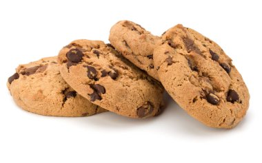 Beyaz arka planda izole edilmiş çikolatalı kurabiyeler. Tatlı bisküviler. Ev yapımı pasta..