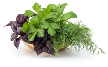 Taze baharat ve otlar üzerinde beyaz arka plan kesme izole hasır sepet içinde. Reyhan, kırmızı fesleğen yaprağı, dereotu ve maydanoz.