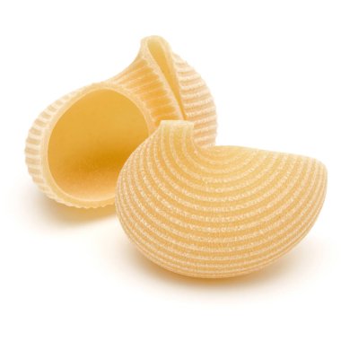 Beyaz arka plan üzerinde izole İtalyan lumaconi. Lumache, snailshell makarna şeklinde..