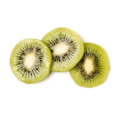 Beyaz arka plan closeup izole üç soyulmuş kivi meyve dilimleri. Kivi kabuksuz dilimler, düzlük. Düz döşeme, üst görünüm.