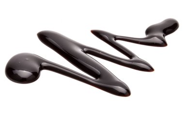 Beyaz arkaplanda izole edilmiş çikolata şurubu damlası