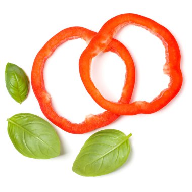 fesleğen yaprakları ile kırmızı biber dilimleri beyaz arka plan kesim izole. Üst görünüm, düz yatıyordu.