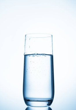 Mavi zemin üzerinde su bardağı