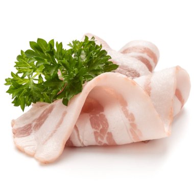 Beyaz arka plan kesme izole dilimlenmiş domuz pastırması ve maydanoz yaprakları