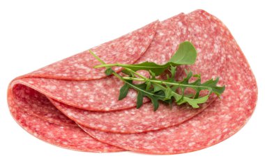 Beyaz arka planda izole edilmiş salam tütsülenmiş sosis dilimleri