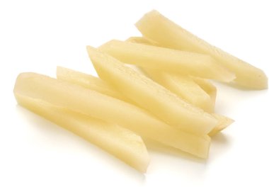 Beyaz arka planda izole edilmiş patates kızartması için hazırlanmış çiğ patates dilimleri.