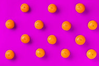 Leylak arka plan üzerinde taze portakal mandalina veya mandalina Meyve desen. Düz yatıyordu, üstten bak. Pop art tasarımı, yaratıcı yaz konsepti. Minimal tarzda narenciye.