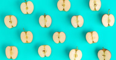 Mavi arka planda meyve deseni. Apple geometrik düzeni yarıya indirir. Düz yatıyordu, üstten bak. Gıda arka plan ... Pop art tasarım, yaratıcı yaz konsepti.