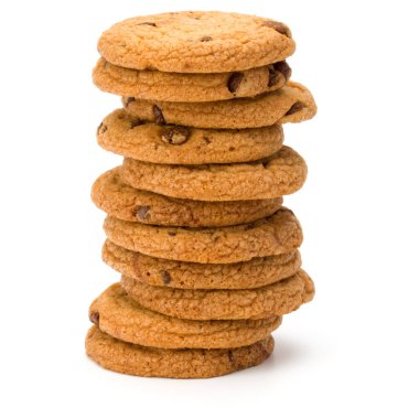 Beyaz arka plan üzerinde izole çikolatalı kurabiye yığılmış. Tatlı bisküvi. Ev yapımı pasta.