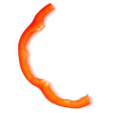 Kırmızı biber dilimi beyaz arka planda izole edilmiş. Üst manzara, düz uzanma.