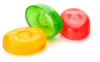 Üç renkli meyve sert şekerler, haşlanmış şeker veya şeker Erik izole beyaz arka plan kesme şeker