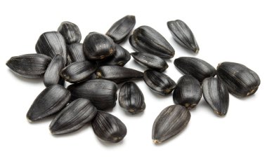 Beyaz arkaplanda izole edilmiş ayçiçeği tohumları yakın plan