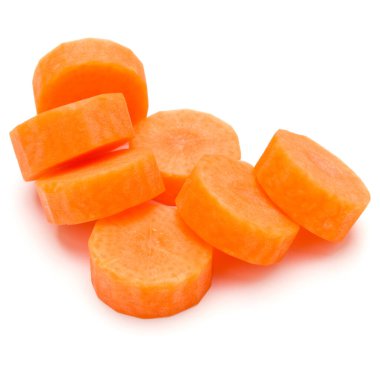 Beyaz arka plan kesme izole doğranmış havuç dilimleri