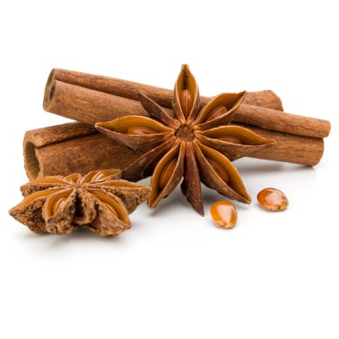 Tarçın çubukları ve anason yıldızı beyaz arka plan yakın izole