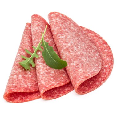 Beyaz arka planda izole edilmiş salam tütsülenmiş sosis dilimleri