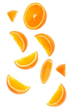 beyaz arka plan closeup izole taze portakal meyve dilimleri düşüyor. Uçan yemek konsepti. Üst te. Düz yatıyordu. Havada turuncu dilim, gölge olmadan.