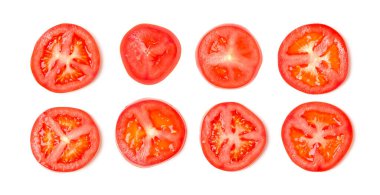 Domates dilimlerinden yapılmış yaratıcı bir düzen. Düz yerde, üst tarafta. Yemek konsepti. Beyaz arka planda izole edilmiş sebzeler. Gıda bileşenleri kalıbı.