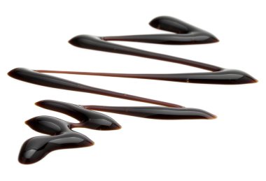 Balsamik sirke krem beyaz arka plan üzerinde izole. İtalyan salata sosu, soslu.