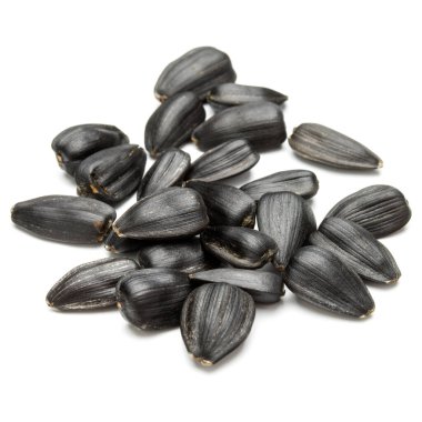 Beyaz arkaplanda izole edilmiş ayçiçeği tohumları yakın plan