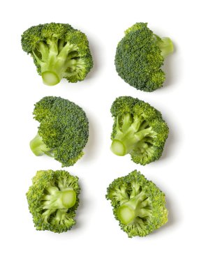 Brokoliden yapılmış yaratıcı bir düzen. Düz yerde, üst tarafta. Beyaz arka planda izole edilmiş sebzeler. Gıda bileşeni kalıbı..