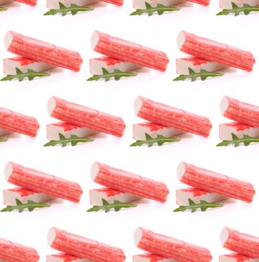 Yengeç çubukları grubu ve roka yaprağı beyaz arka planda izole edilmiş. Kusursuz yemek kalıbı.