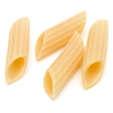 Beyaz arka plan üzerinde izole makarna çeşitleri. Pennoni. Penne rigate.
