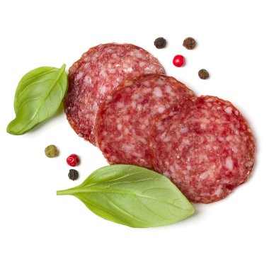 Beyaz arka planda izole edilmiş salam dilimleri. Sosis ve fesleğen üst görünümü terk eder..